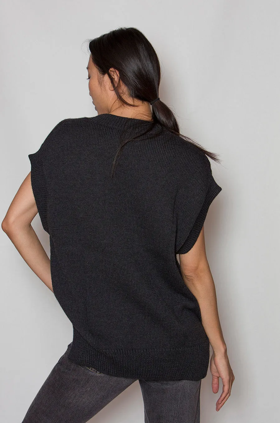 OM V-neckline Vest - Black