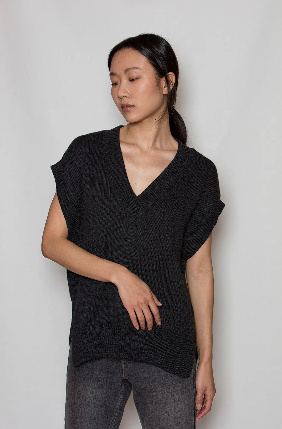 OM V-neckline Vest - Black